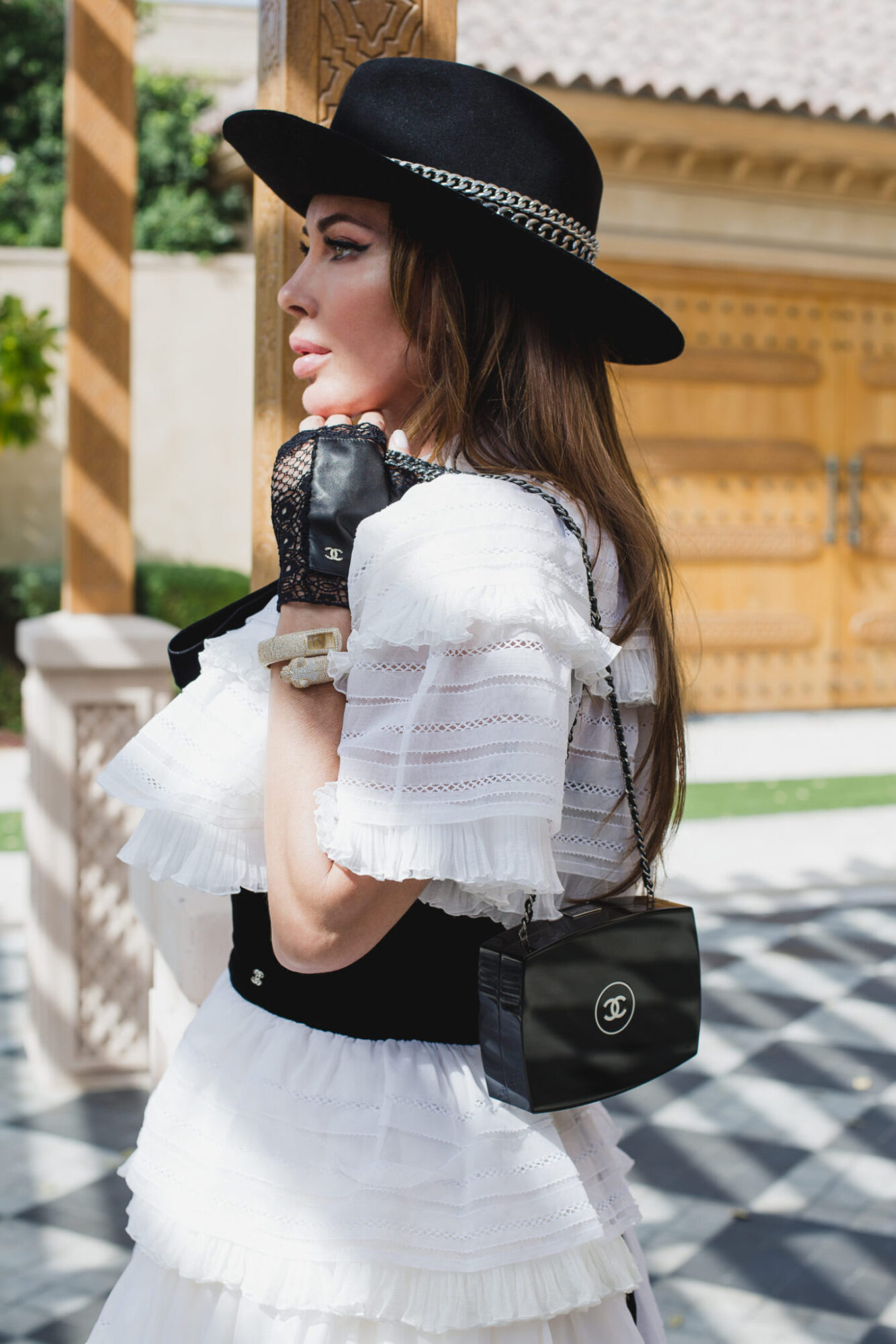 Платье, cумка, шляпка, перчатки Chanel, часы Cartier винтаж
