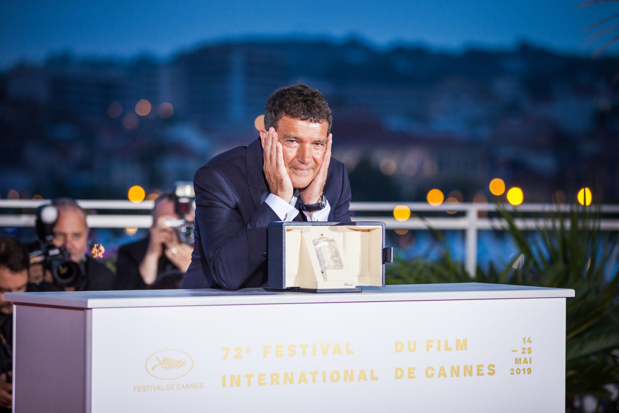 Antonio Banderas holds his trophy during a photocall on May 25, 2019 after he won the Best Actor Prize for "Dolor Y Gloria (Pain and Glory)"